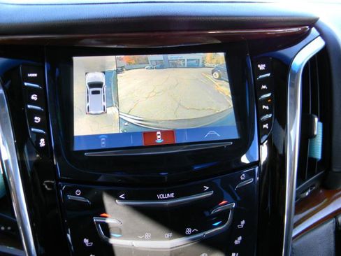 Used 2017 Cadillac Escalade Luxury image 22