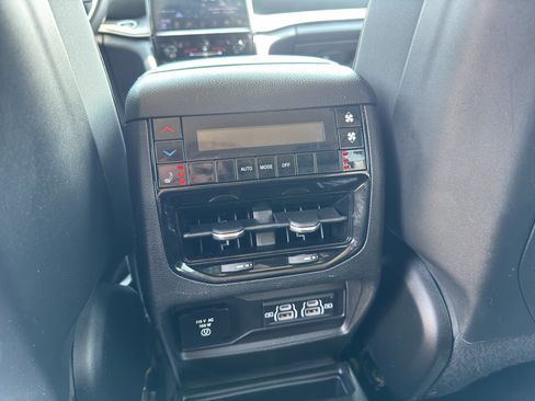 Used 2021 Jeep Grand Cherokee L Limited AWD/4WD image 14