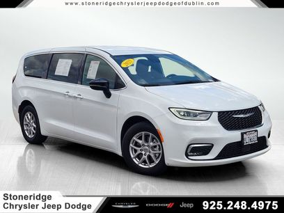 Used 2025 Chrysler Pacifica Select
