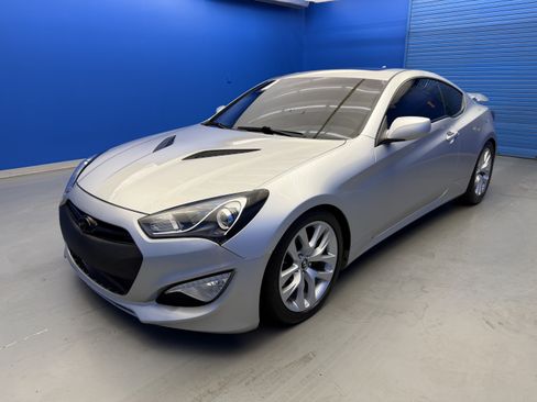 Used 2013 Hyundai Genesis 2.0T RWD image 4