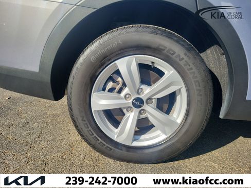 Used 2024 Kia Sorento LX FWD image 9