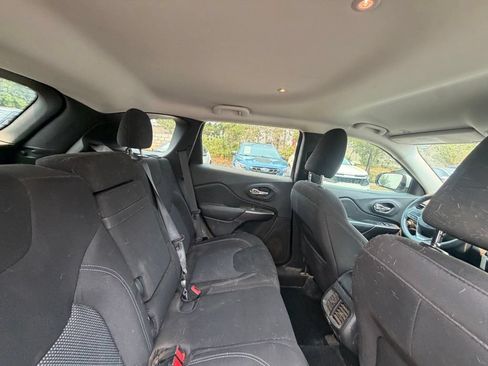 Used 2019 Jeep Cherokee Latitude w/ Popular Appearance Group AWD/4WD image 14