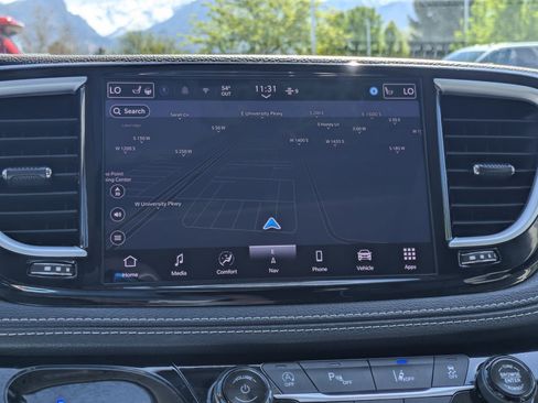 Used 2024 Chrysler Pacifica Limited FWD image 27