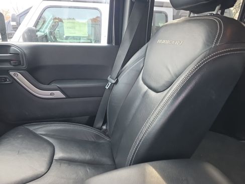 Used 2015 Jeep Wrangler Unlimited Rubicon w/ Connectivity Group image 7