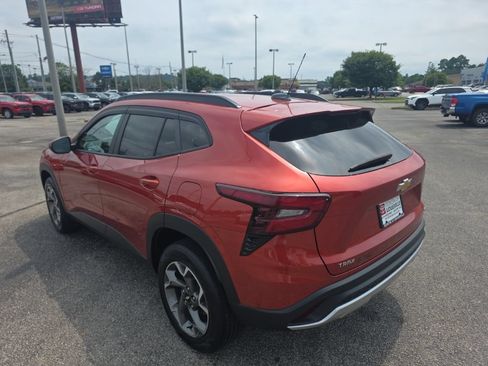 Used 2024 Chevrolet Trax LT w/ Driver Confidence Package FWD image 6
