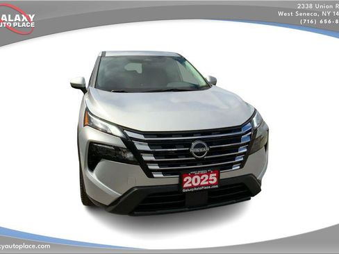 Used 2025 Nissan Rogue SV image 3