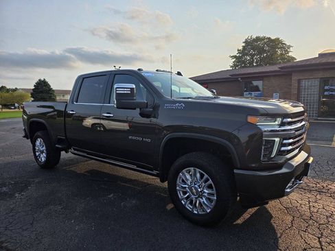 Used 2022 Chevrolet Silverado 2500 High Country w/ Z71 Off-Road Package AWD/4WD image 2