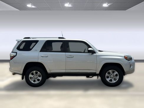 Used 2020 Toyota 4Runner SR5 AWD/4WD image 7