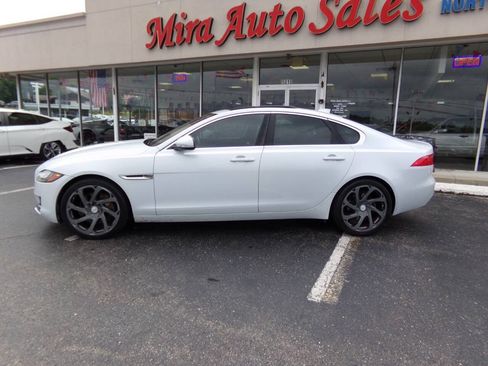 Used 2016 Jaguar XF Premium RWD image 2