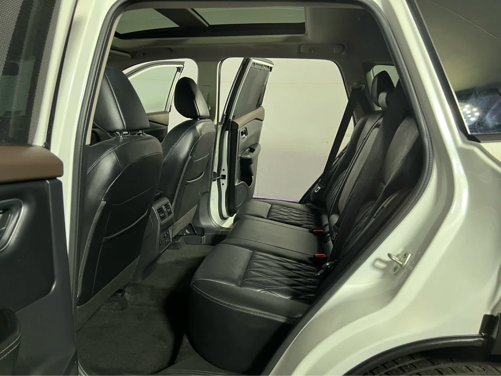 Used 2023 Nissan Rogue Platinum w/ Platinum Premium Package AWD/4WD image 25