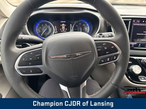 Used 2024 Chrysler Pacifica Touring-L FWD image 20