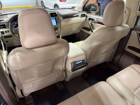Used 2019 Lexus GX 460 Premium w/ Premium Package image 34