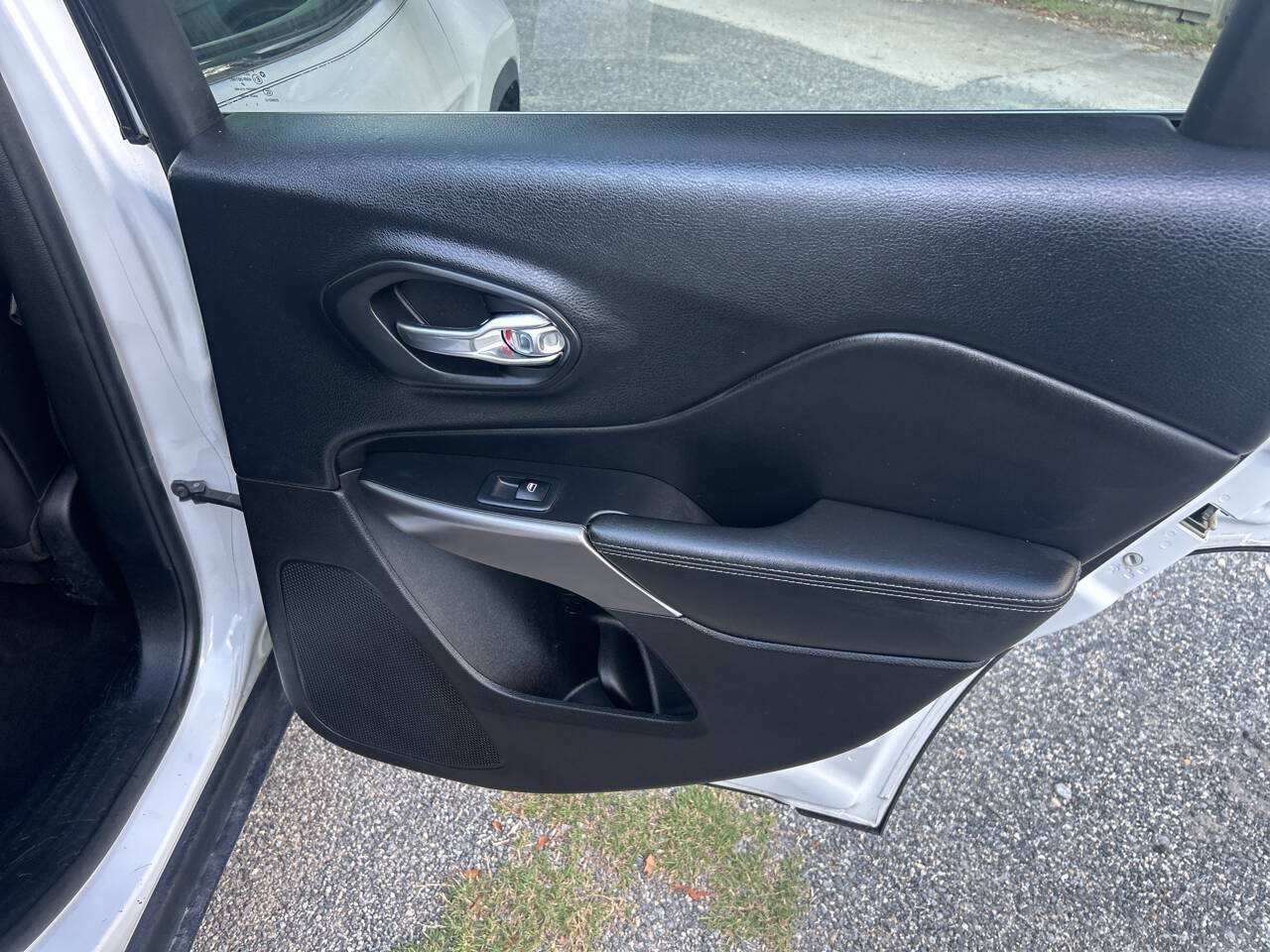 Used 2019 Jeep Cherokee Limited FWD image 25