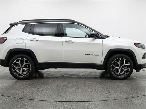 Used 2025 Jeep Compass Limited image 11