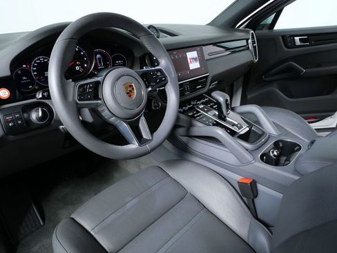Certified 2023 Porsche Cayenne Coupe image 4