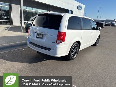 Used 2018 Dodge Grand Caravan SE image 9