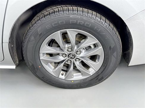 Certified 2021 Toyota Sienna XLE image 33