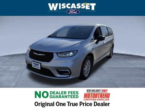 Used 2024 Chrysler Pacifica Touring-L image 16