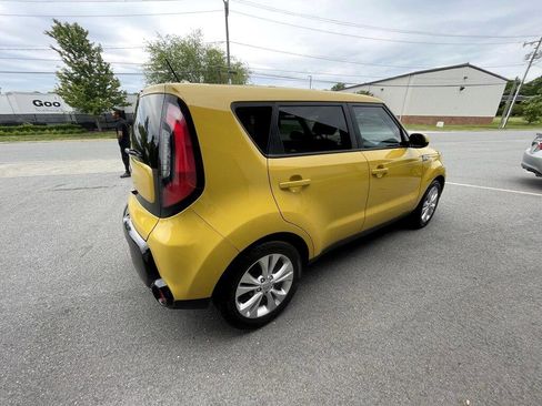 Used 2016 Kia Soul + image 6