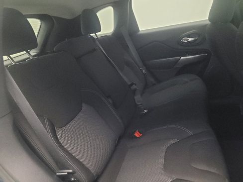 Used 2021 Jeep Cherokee Latitude FWD image 19