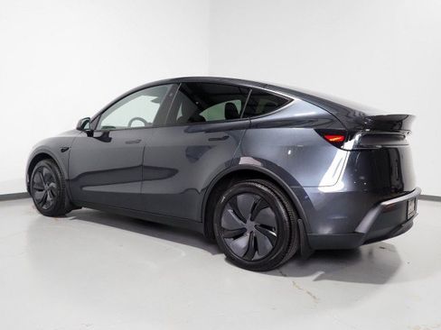 Used 2026 Tesla Model Y Long Range RWD image 9