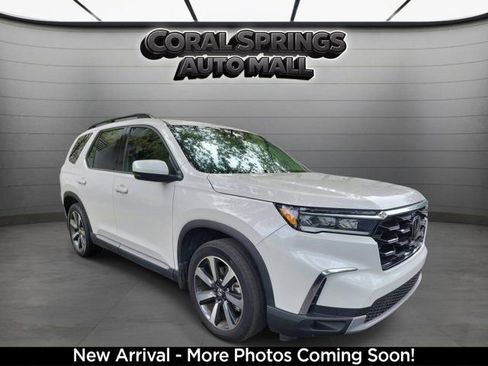 Used 2025 Honda Pilot Touring image 1