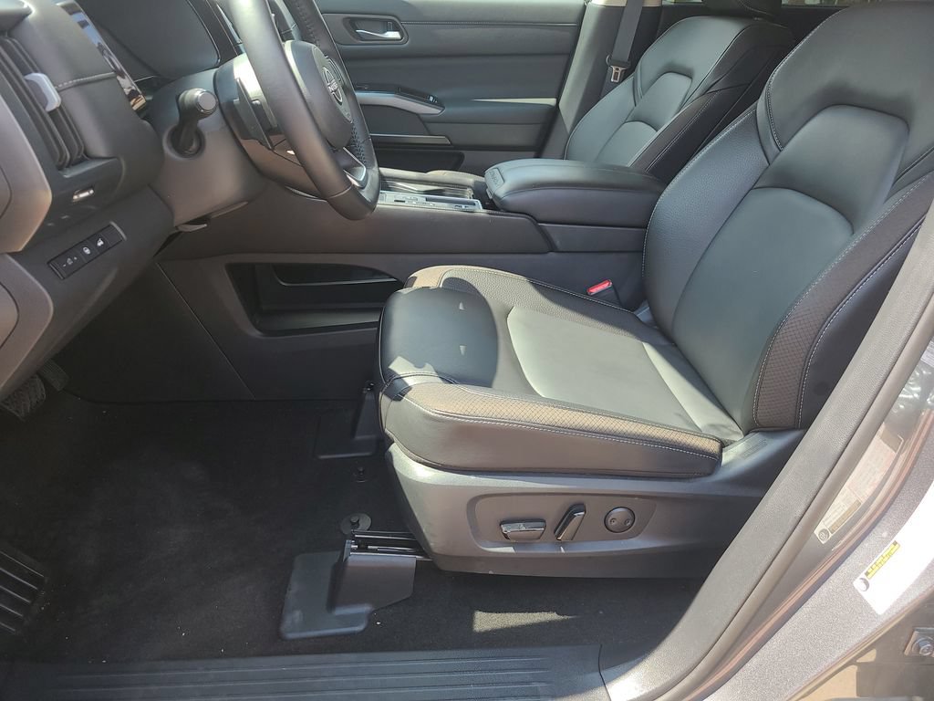 Certified 2025 Nissan Pathfinder SL FWD image 17
