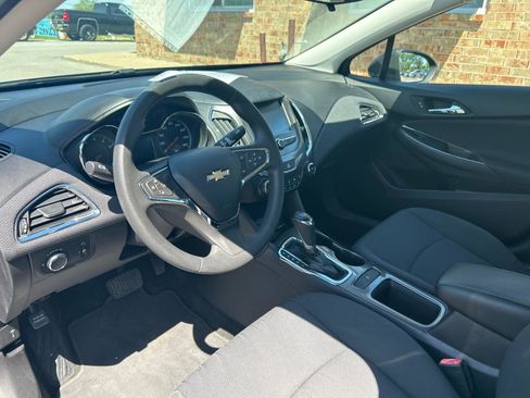 Used 2017 Chevrolet Cruze LT FWD image 17