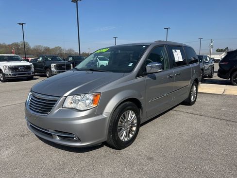 Used 2016 Chrysler Town & Country Touring-L image 4