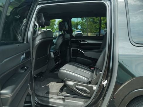 Used 2024 Jeep Wagoneer L Series II w/ Convenience Group I AWD/4WD image 16