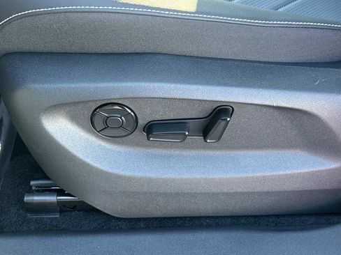 Used 2025 Volkswagen Tiguan SE image 15