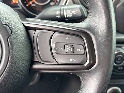 Certified 2022 Jeep Gladiator Willys image 29