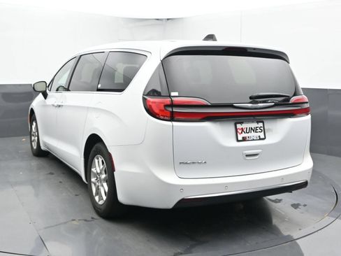 Used 2023 Chrysler Pacifica Touring-L FWD image 11