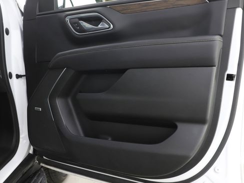 Used 2023 Chevrolet Suburban Premier image 9