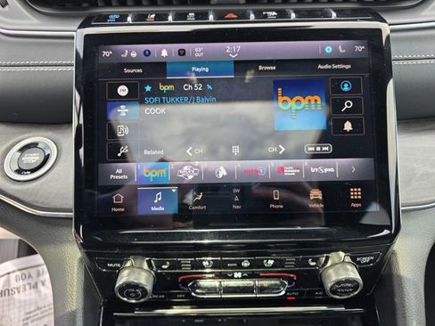 Used 2023 Jeep Grand Cherokee Overland AWD/4WD image 8