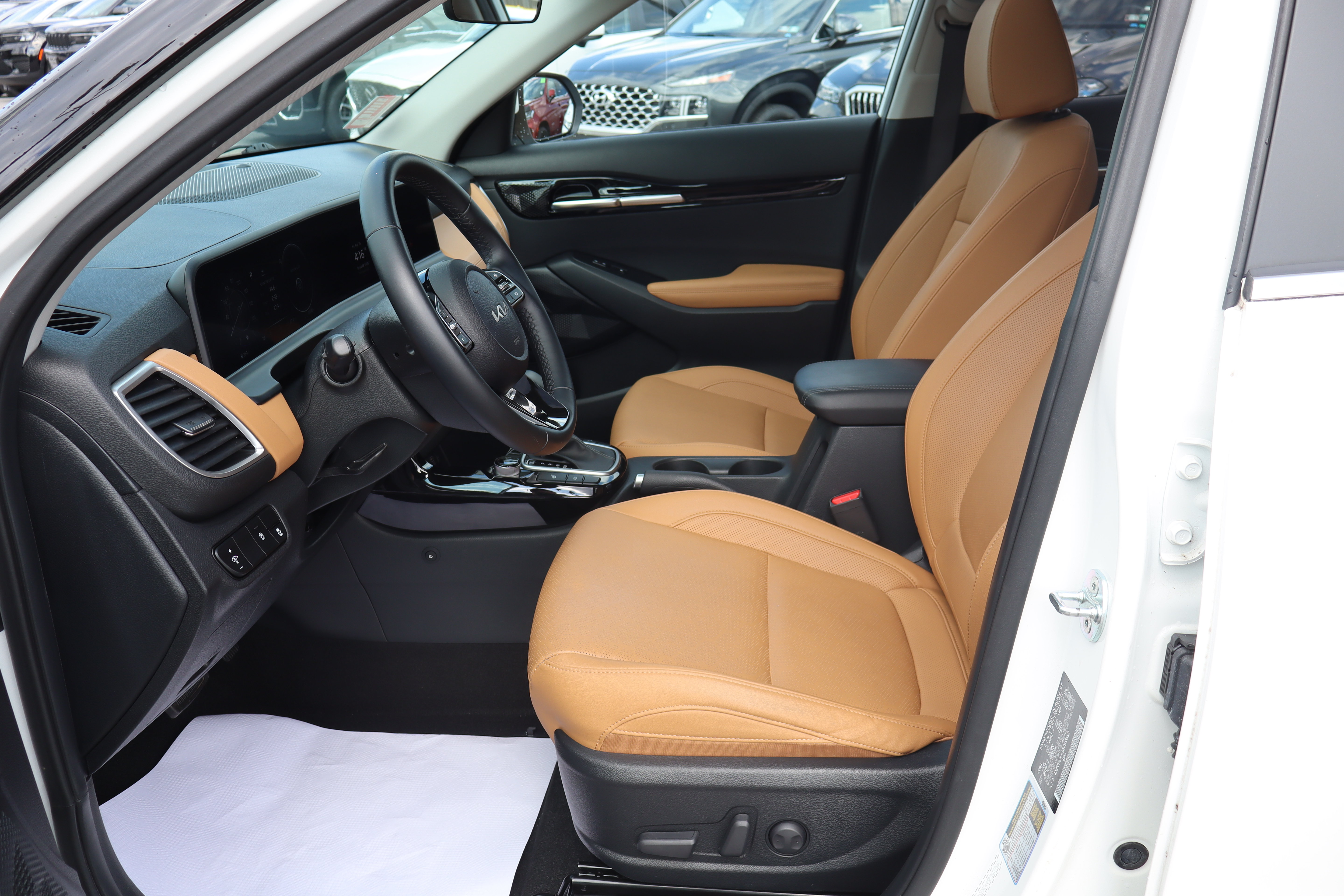Used 2024 Kia Seltos EX AWD/4WD image 12