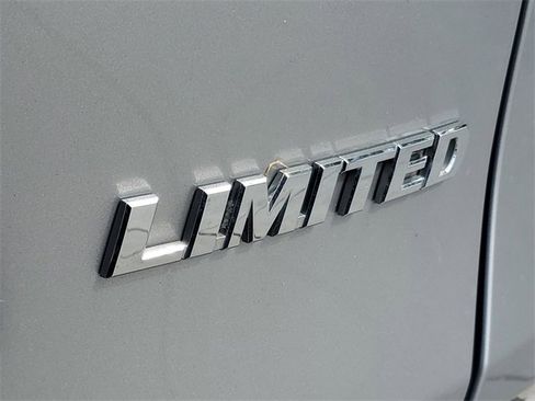 Used 2021 Toyota RAV4 Limited image 8