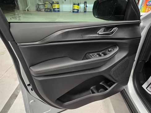 New 2025 Jeep Grand Cherokee Laredo w/ Luxury Tech Group I RWD image 12