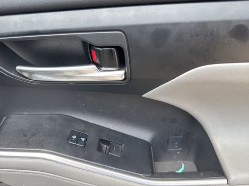 Used 2021 Toyota Highlander XLE FWD image 21