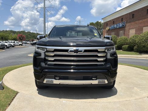 Used 2022 Chevrolet Silverado 1500 High Country w/ High Country Premium Package AWD/4WD image 2