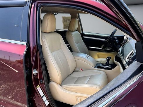 Used 2019 Toyota Highlander XLE AWD/4WD image 30
