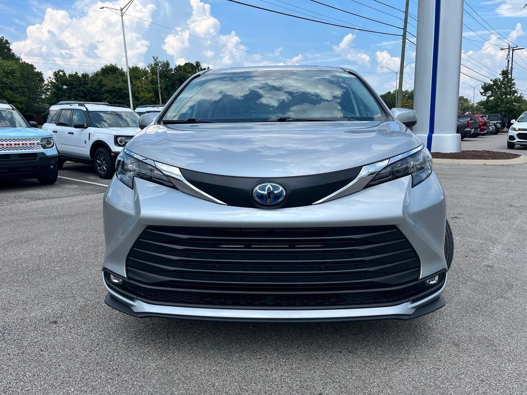 Used 2025 Toyota Sienna XLE FWD image 2