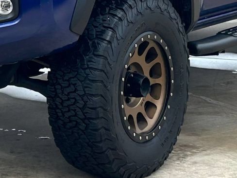 Certified 2022 Toyota Tacoma TRD Off-Road AWD/4WD image 9