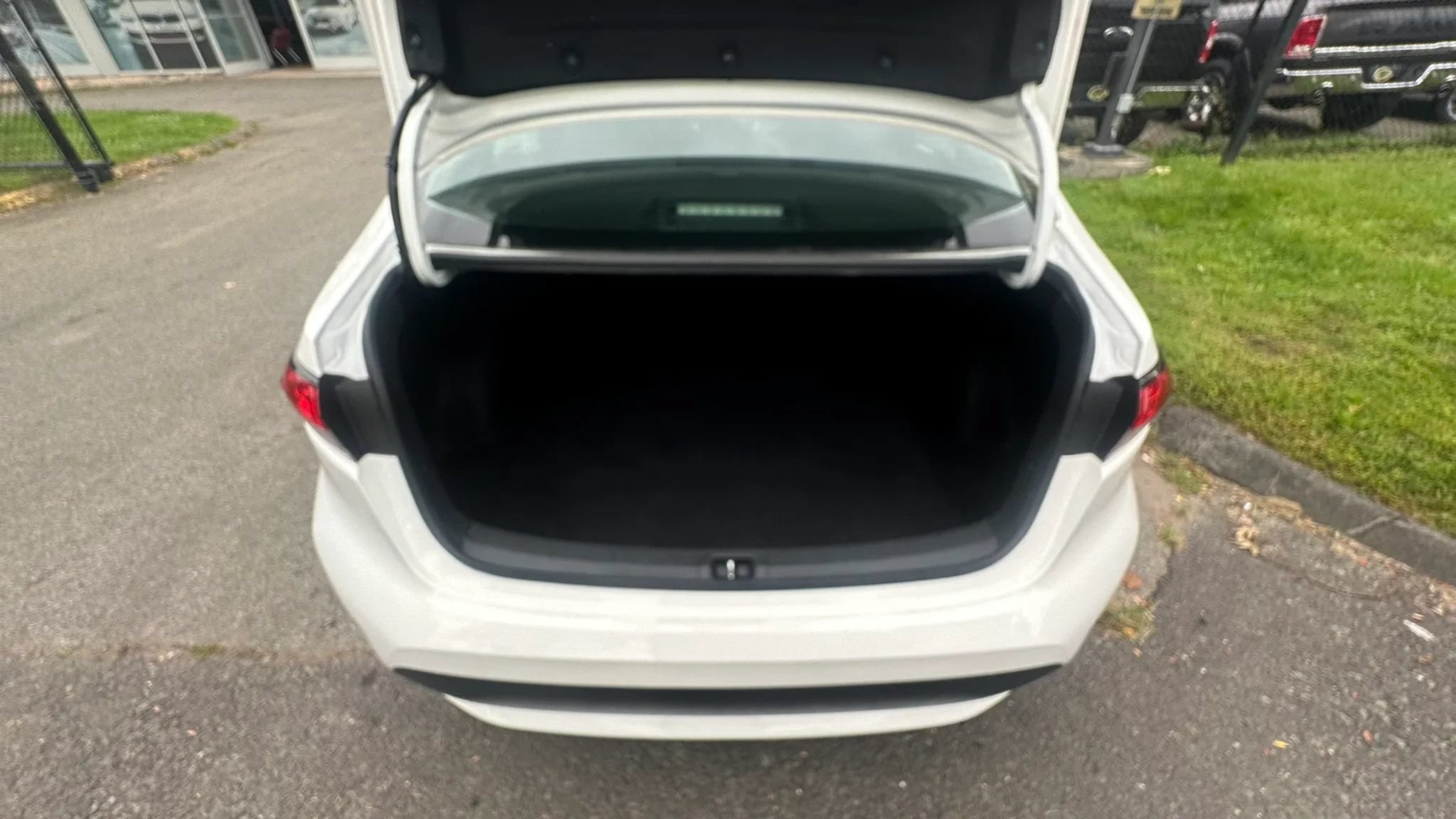 Used 2021 Toyota Corolla LE FWD image 14