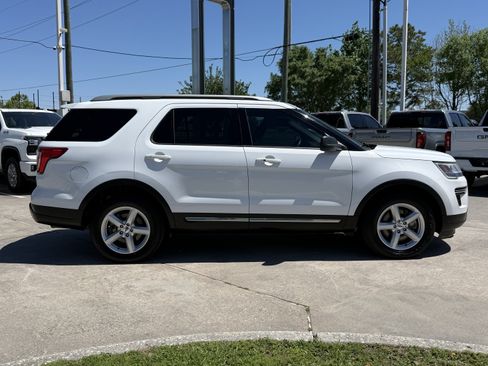 Used 2018 Ford Explorer XLT image 3