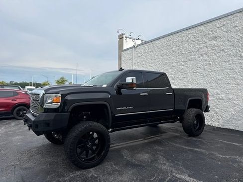 Used 2018 GMC Sierra 2500 Denali w/ Duramax Plus Package AWD/4WD image 3