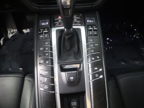 Used 2021 Porsche Macan image 20