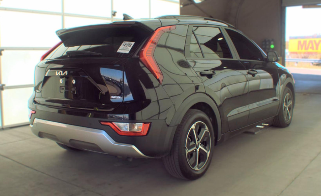Used 2025 Kia Niro EX w/ EX Cold Weather Package FWD image 5