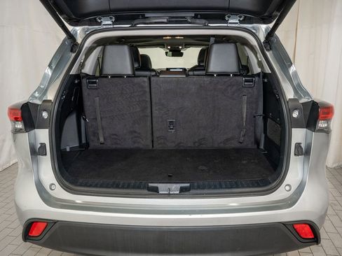 Used 2024 Toyota Highlander XLE image 6