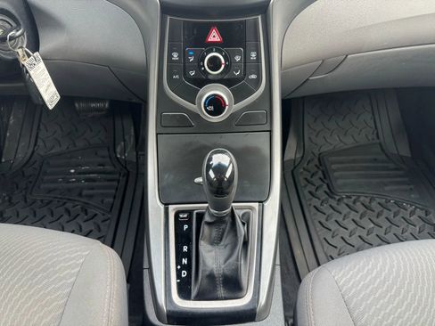 Used 2015 Hyundai Elantra SE image 26